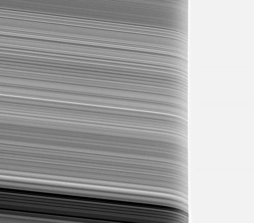 Anneaux de Saturne déformés © Cassini-Huygens