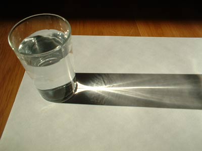 caustique formée par un verre d'eau © Rob in Space