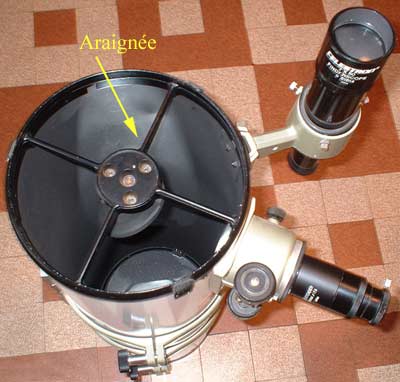 Un télescope d'amateur et son araignée