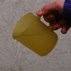 Versage d'eau savonneuse d'une timbale plastique ©Rob in space