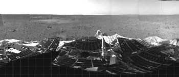1ère image de l'horizon martien, vu par Spirit. © NASA